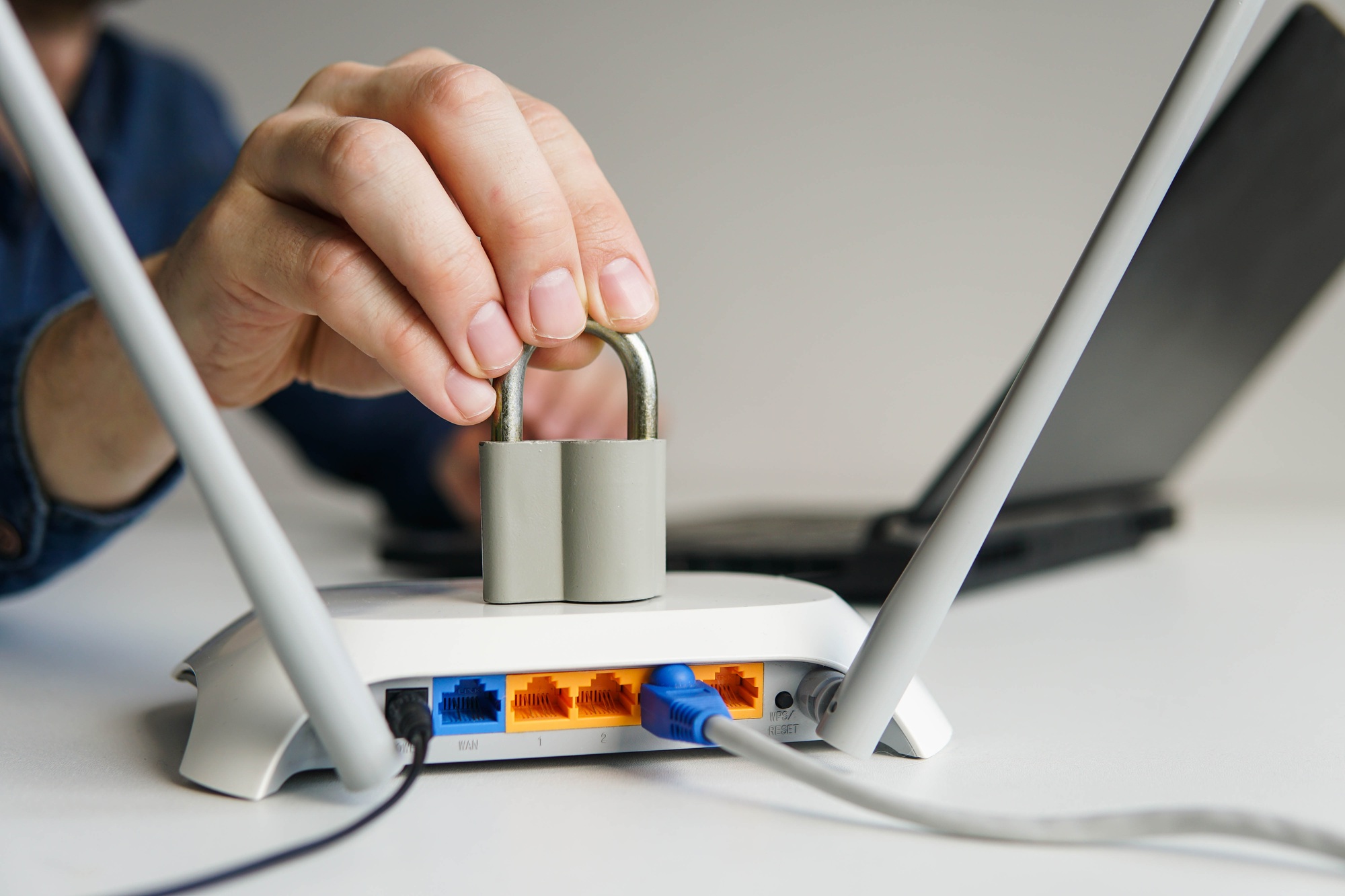 Router protegido con contraseña segura